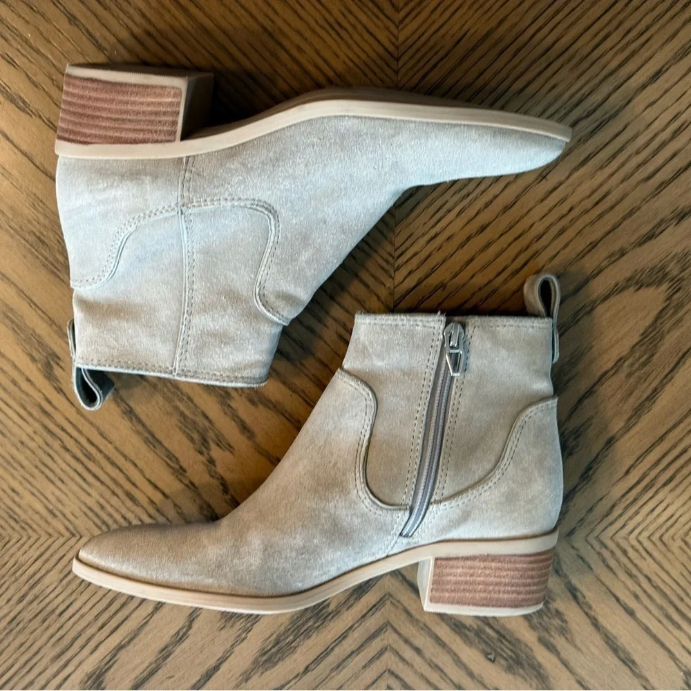 Women’s DOLCE VITA Able suede leather booties- Size 6
